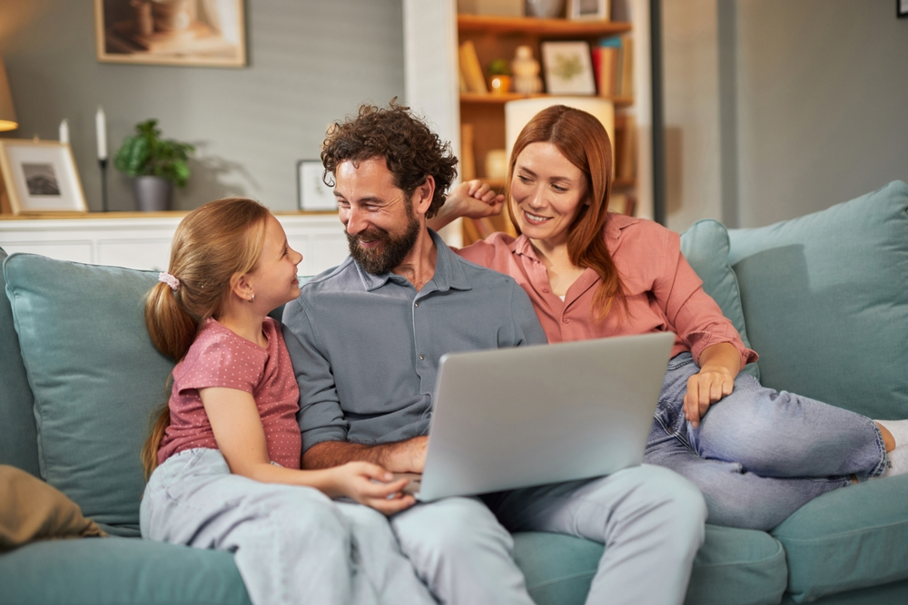 Glückliche Familie mit Laptop